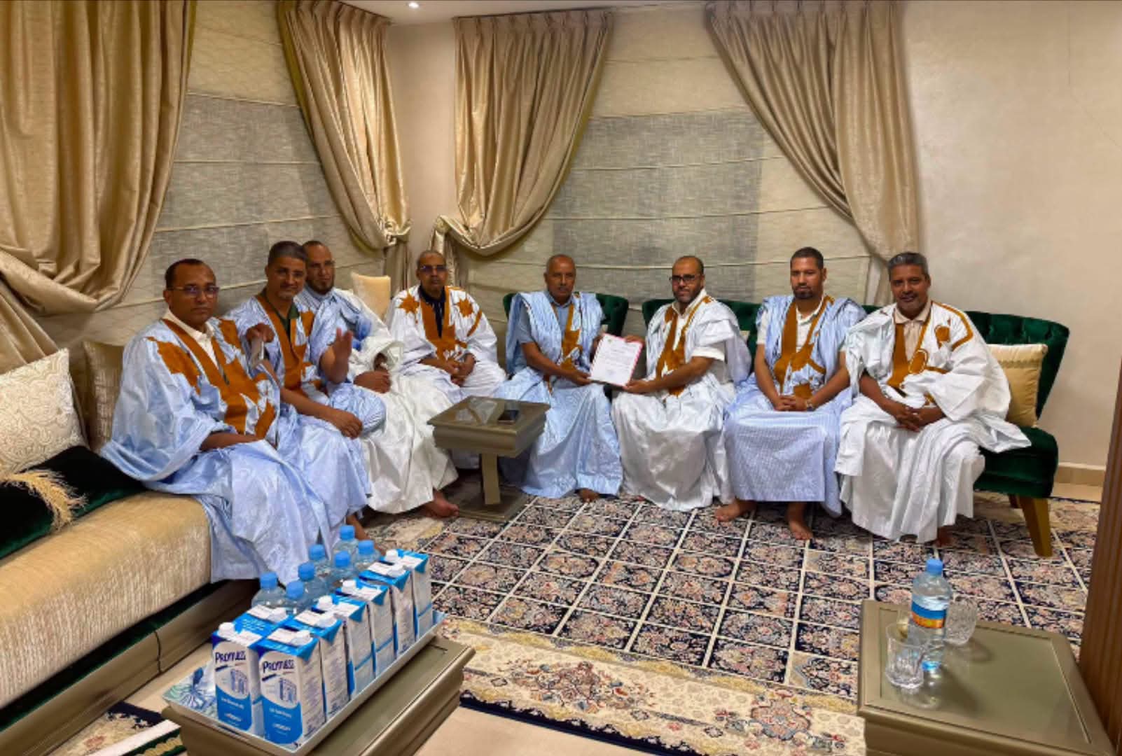 الشيخ ولد بايه يسلم أوراق منزله الفخم بأزويرات مع ورقة تنازله عنه لصالح معهد ورش