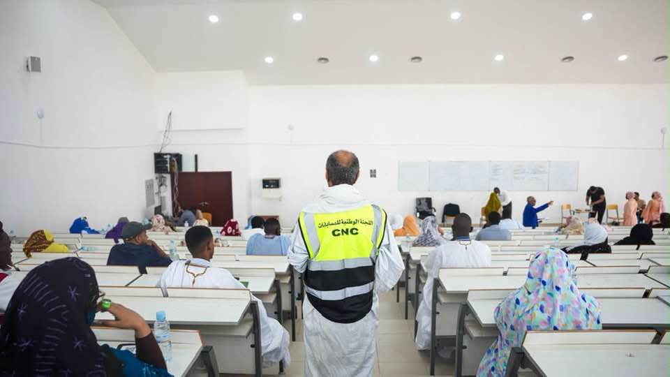 الوزير الأول يدون عن اليوم الثاني من اكتتاب 997 وحدة لصالح وزارة الصحة