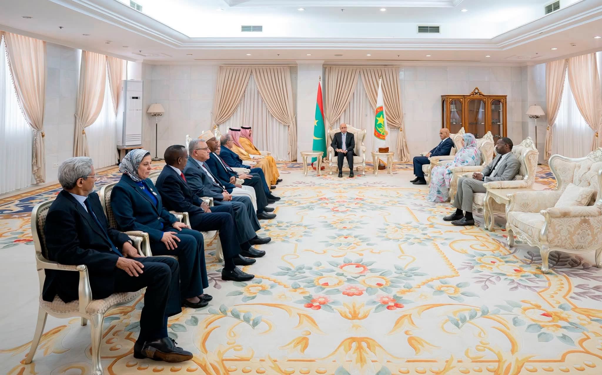 رئيس الجمهورية يستقبل رؤساء الجمعيات الوطنية للهلال الأحمر والصليب الأحمر العربية
